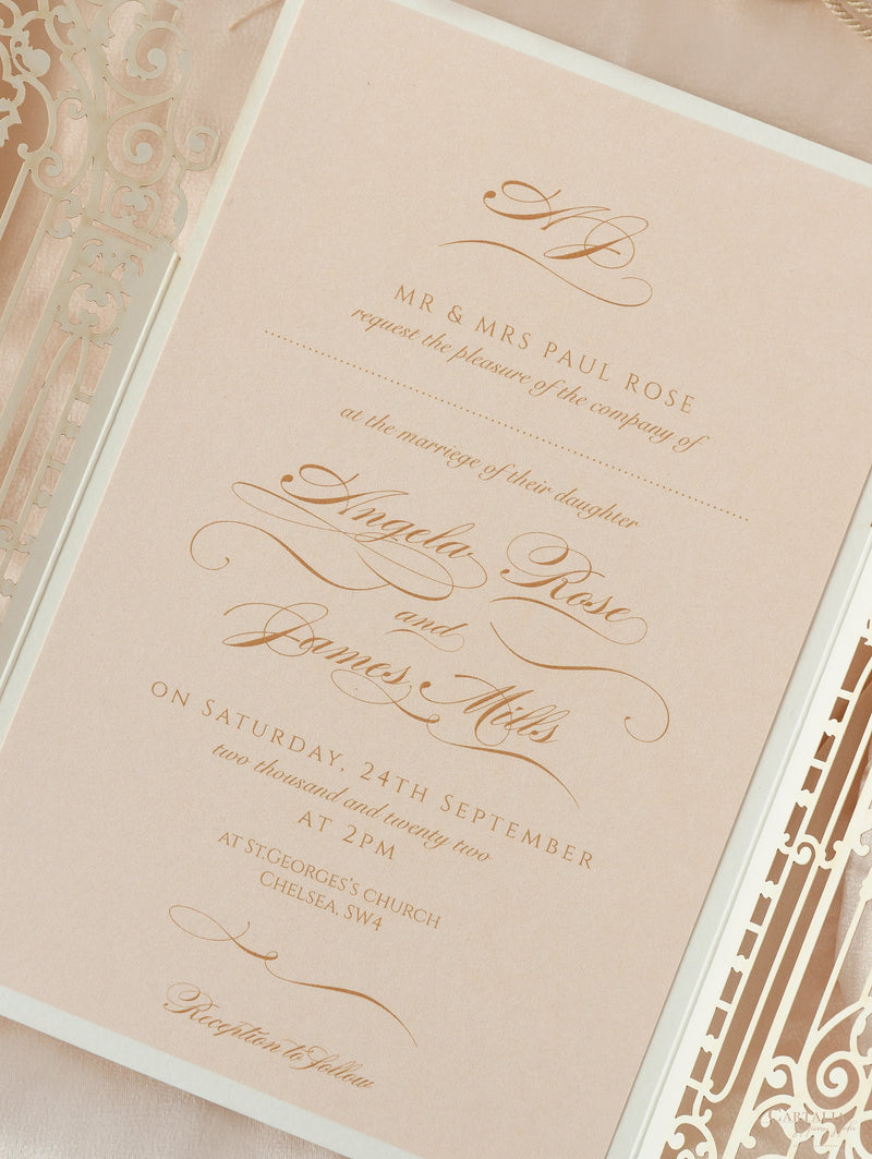 Splendido invito per il giorno del matrimonio con piega a cancello ornamentale tagliato a laser in lamina d'oro