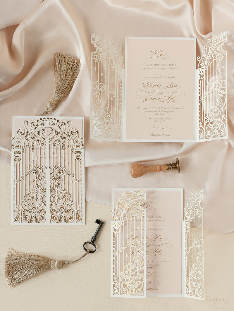 Splendido invito per il giorno del matrimonio con piega a cancello ornamentale tagliato a laser in lamina d'oro