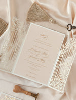 Splendido invito per il giorno del matrimonio con piega a cancello ornamentale tagliato a laser in lamina d'oro