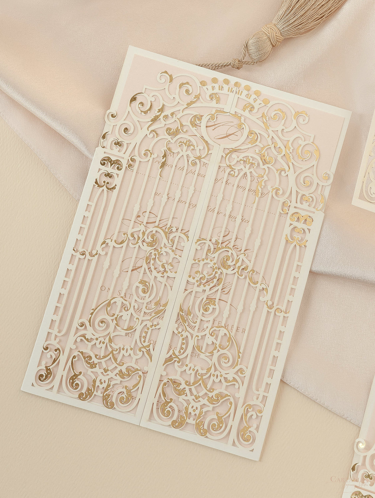 Splendido invito per il giorno del matrimonio con piega a cancello ornamentale tagliato a laser in lamina d'oro