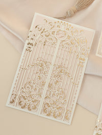 Splendido invito per il giorno del matrimonio con piega a cancello ornamentale tagliato a laser in lamina d'oro