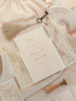 Splendido invito per il giorno del matrimonio con piega a cancello ornamentale tagliato a laser in lamina d'oro