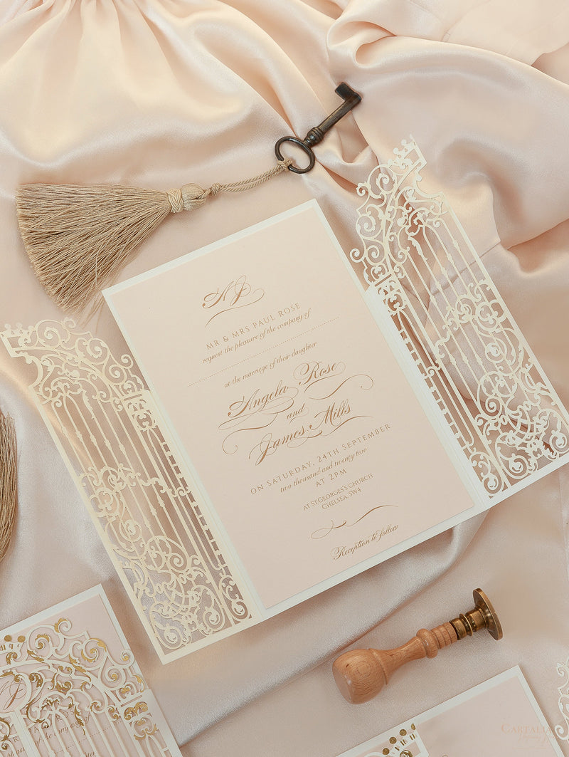 Splendido invito per il giorno del matrimonio con piega a cancello ornamentale tagliato a laser in lamina d'oro