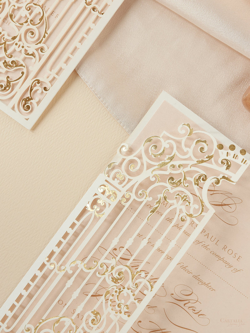 Splendido invito per il giorno del matrimonio con piega a cancello ornamentale tagliato a laser in lamina d'oro
