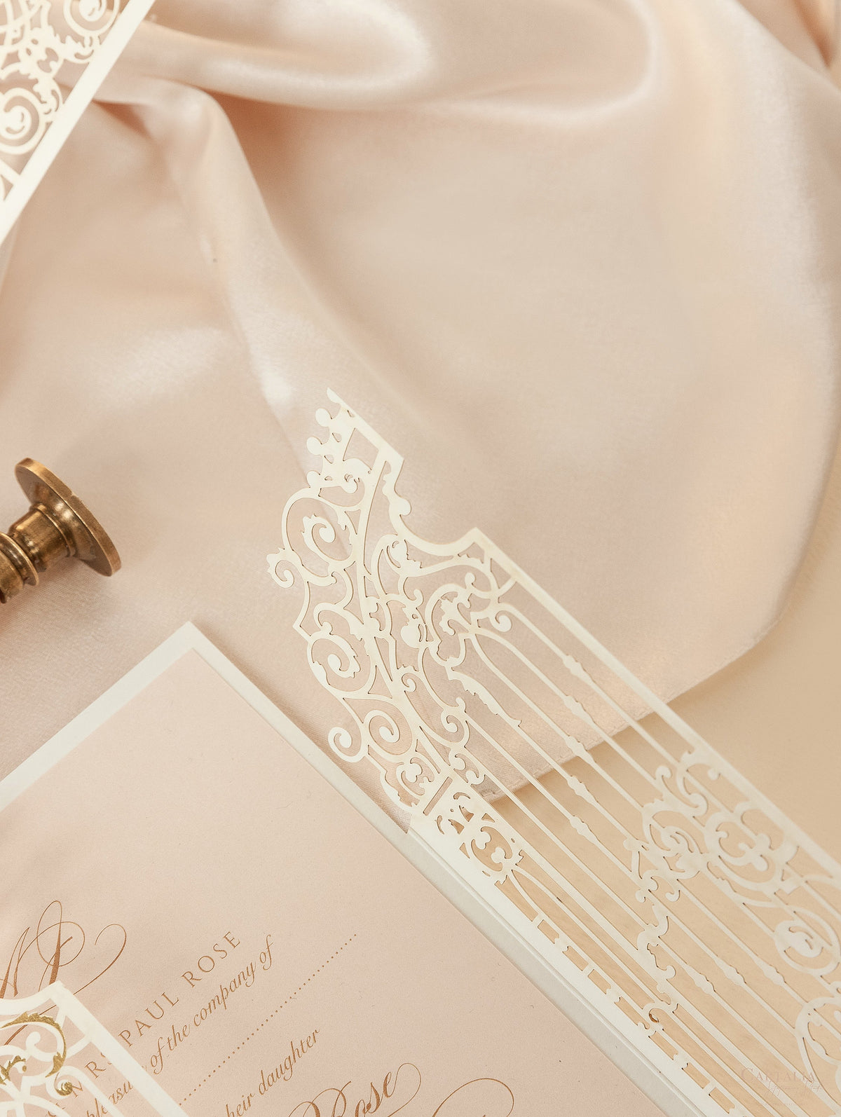 Superbe feuille d'or ornementale coupée laser coupé la porte du mariage invitation le jour du mariage