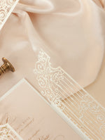 Splendido invito per il giorno del matrimonio con piega a cancello ornamentale tagliato a laser in lamina d'oro