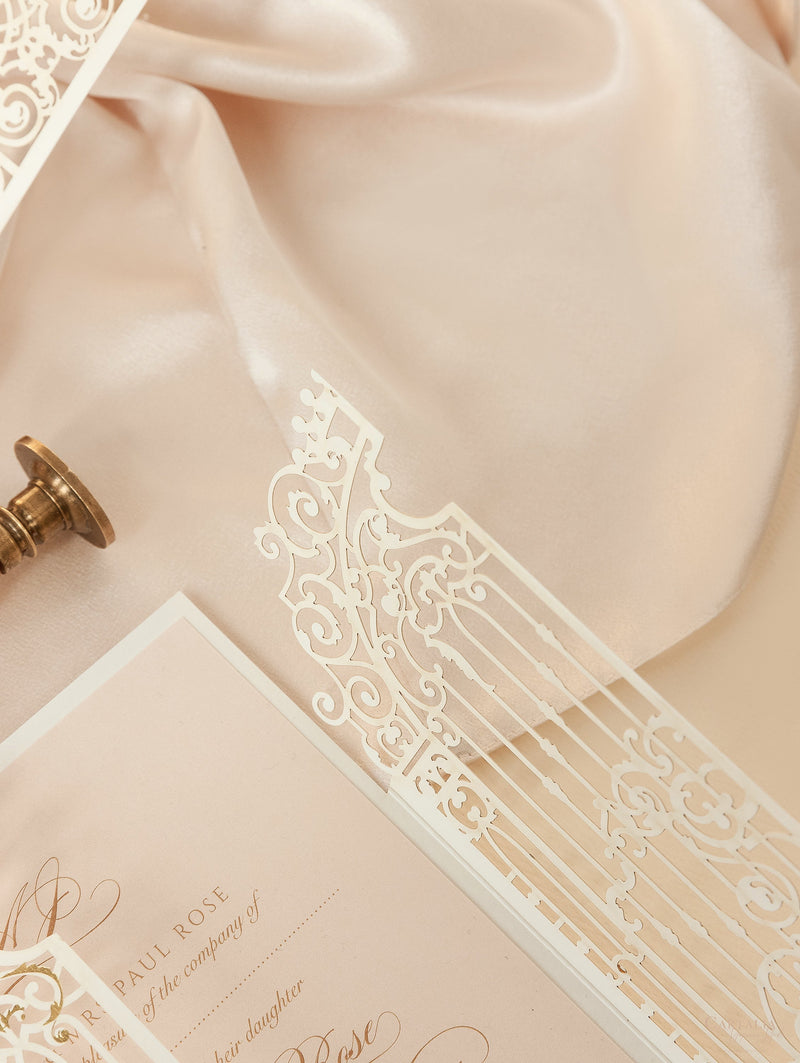 Splendido invito per il giorno del matrimonio con piega a cancello ornamentale tagliato a laser in lamina d'oro