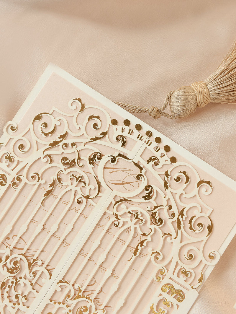 Splendido invito per il giorno del matrimonio con piega a cancello ornamentale tagliato a laser in lamina d'oro
