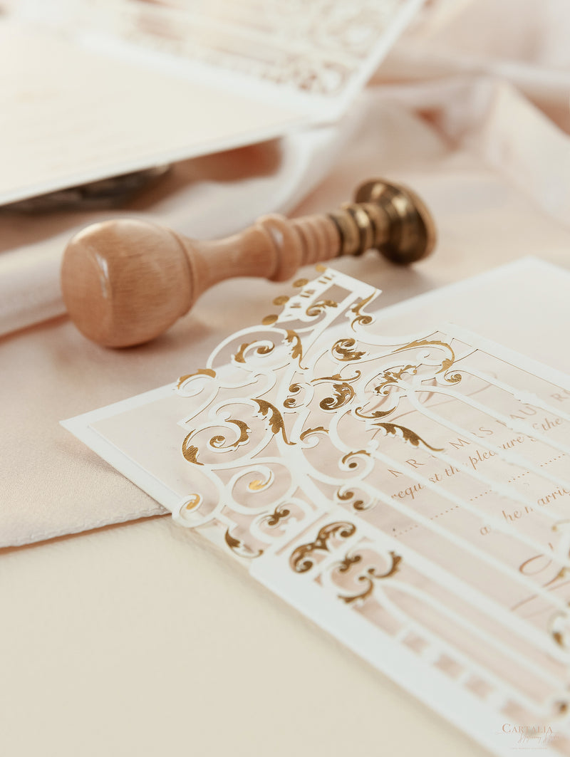 Splendido invito per il giorno del matrimonio con piega a cancello ornamentale tagliato a laser in lamina d'oro