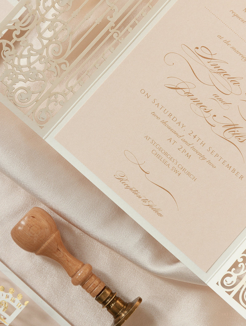 Splendido invito per il giorno del matrimonio con piega a cancello ornamentale tagliato a laser in lamina d'oro