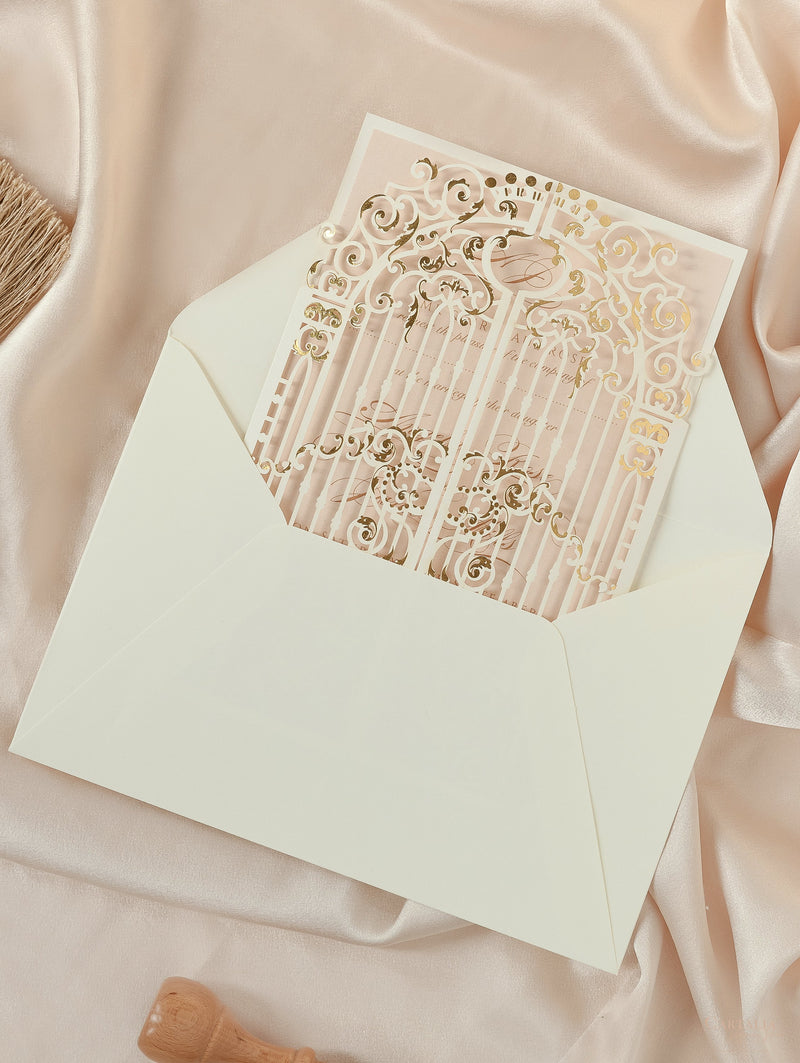 Splendido invito per il giorno del matrimonio con piega a cancello ornamentale tagliato a laser in lamina d'oro