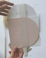 Invito a nozze ad arco | Suite minimalista con inchiostro bianco e fascia in pergamena
