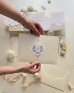 Suite pieghevole per invito in lamina d'oro con rose di lusso per il giorno del matrimonio, RSVP, scheda informativa con tasca tagliata al laser, scritta calligrafica
