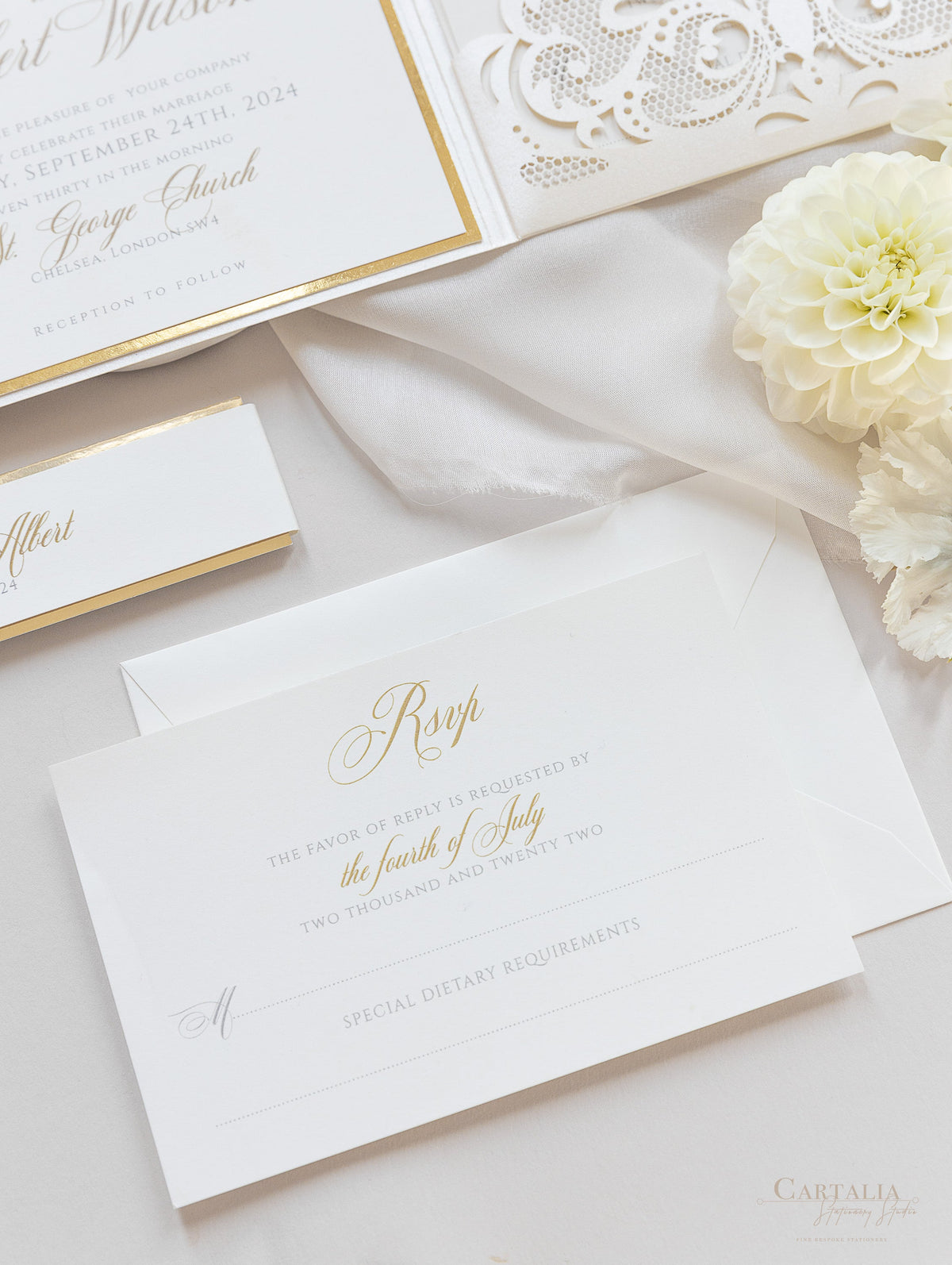 Champagne Opulence Laser Cut Lace Pocketfold Wedding Invitation Suite avec 3 niveaux: Informations invitées et voyages et carte RSVP