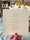 Invito per il giorno delle nozze con monogramma in rilievo di lusso champagne con lamina