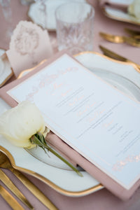 Menù con piatto di lusso con bordo ondulato e monogramma in lamina d'oro rosa