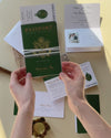 Invito a nozze con passaporto verde con lamina scintillante + RSVP in stile carta d'imbarco