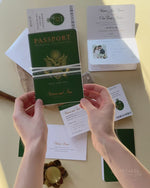 Invito a nozze con passaporto verde con lamina scintillante + RSVP in stile carta d'imbarco