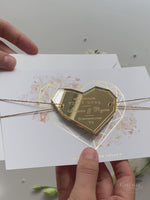 Rose romantiche salva la data con magnete in plexi a forma di cuore geometrico a specchio dorato