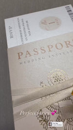 Invito a nozze con passaporto color nudo e oro - Aereo inciso di lusso in plexi dorato, invito a forma di palma