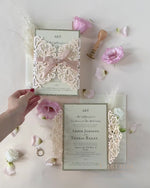 Invito per cravatta a nastro della collezione Dusty Rose Metallic Opulence con bordo glitter oro