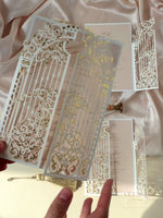 Splendido invito per il giorno del matrimonio con piega a cancello ornamentale tagliato a laser in lamina d'oro