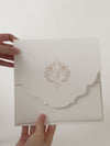 Invito quadrato regale con monogramma in lamina d'oro rosa e suite tascabile con fascia ventrale
