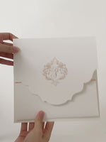 Invito quadrato regale con monogramma in lamina d'oro rosa e suite tascabile con fascia ventrale