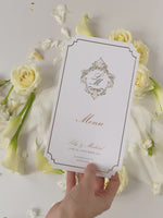 Menu piatto di lusso con bordo ondulato e monogramma in lamina d'oro