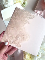 Cartella tascabile tagliata al laser con rose romantiche e blush con carta Rsvp