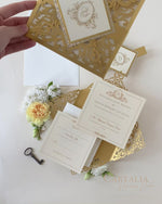 Invito a nozze tascabile in pizzo vintage dorato con taglio laser e glitter + busta