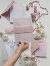 Suite nuziale in pergamena con lamina d'oro rosa, biglietto RSVP e busta con monogramma