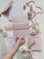 Suite nuziale in pergamena con lamina d'oro rosa, biglietto RSVP e busta con monogramma