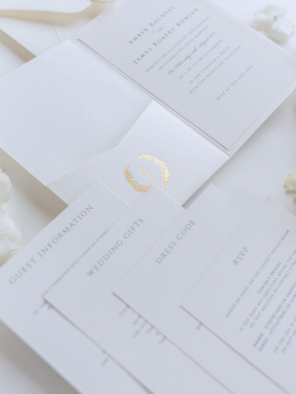 Suite de invitación de boda con bolsillo de lámina dorada con monograma en relieve triple y sello de cera