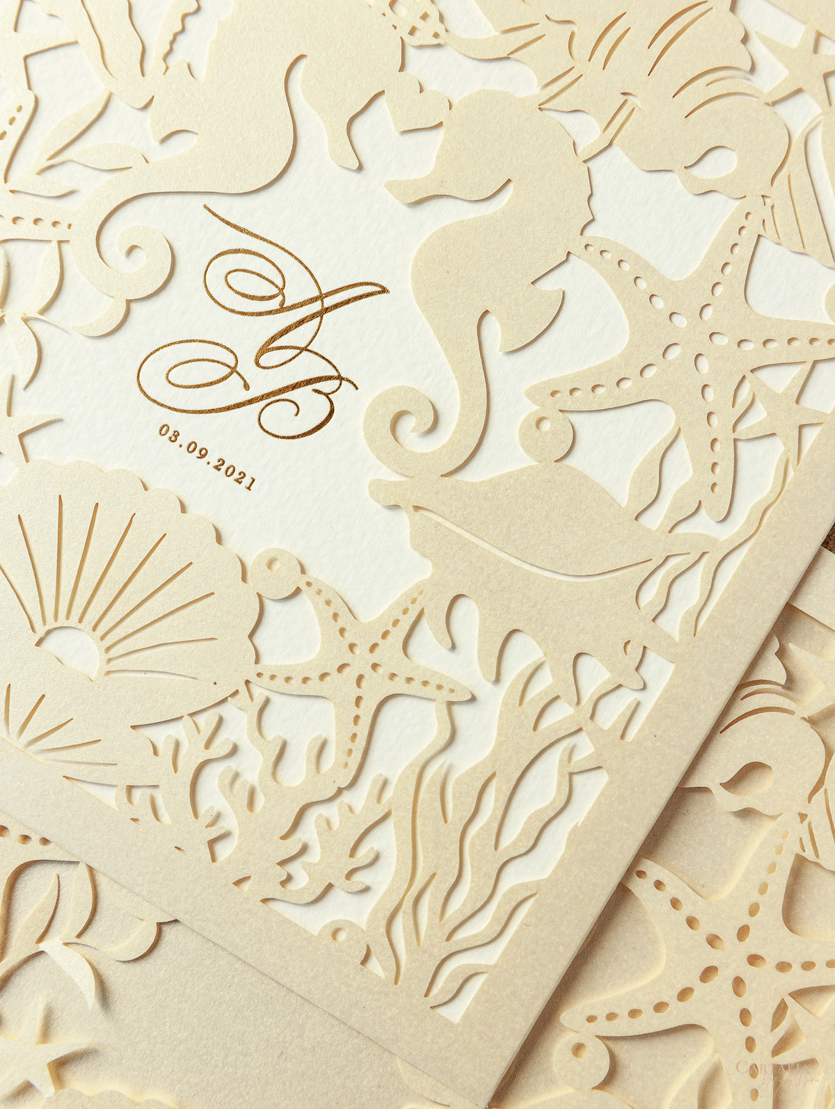 Invitation de mariage à la plage | Sea Horses Laser Cut Sath Out Folder Invitation in Crème et Champagne Couleurs métalliques