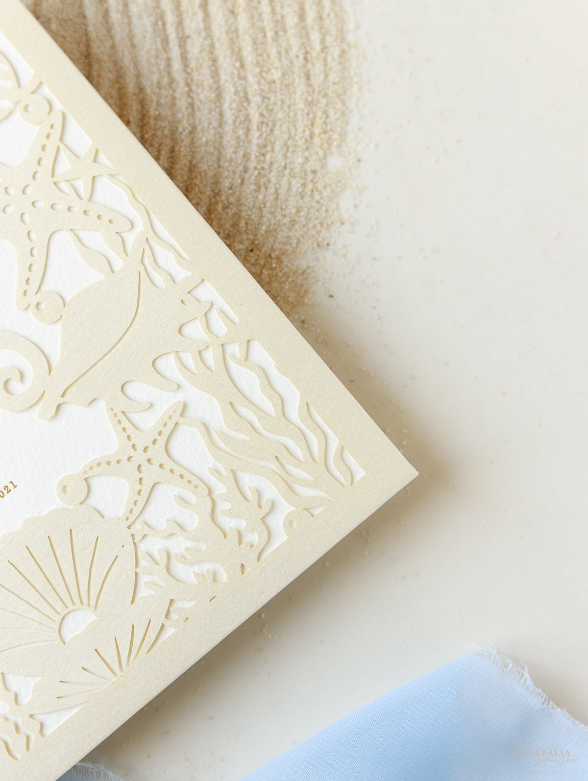 Invitation de mariage à la plage | Sea Horses Laser Cut Sath Out Folder Invitation in Crème et Champagne Couleurs métalliques