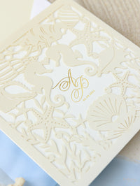 Invitation de mariage à la plage | Sea Horses Laser Cut Sath Out Folder Invitation in Crème et Champagne Couleurs métalliques