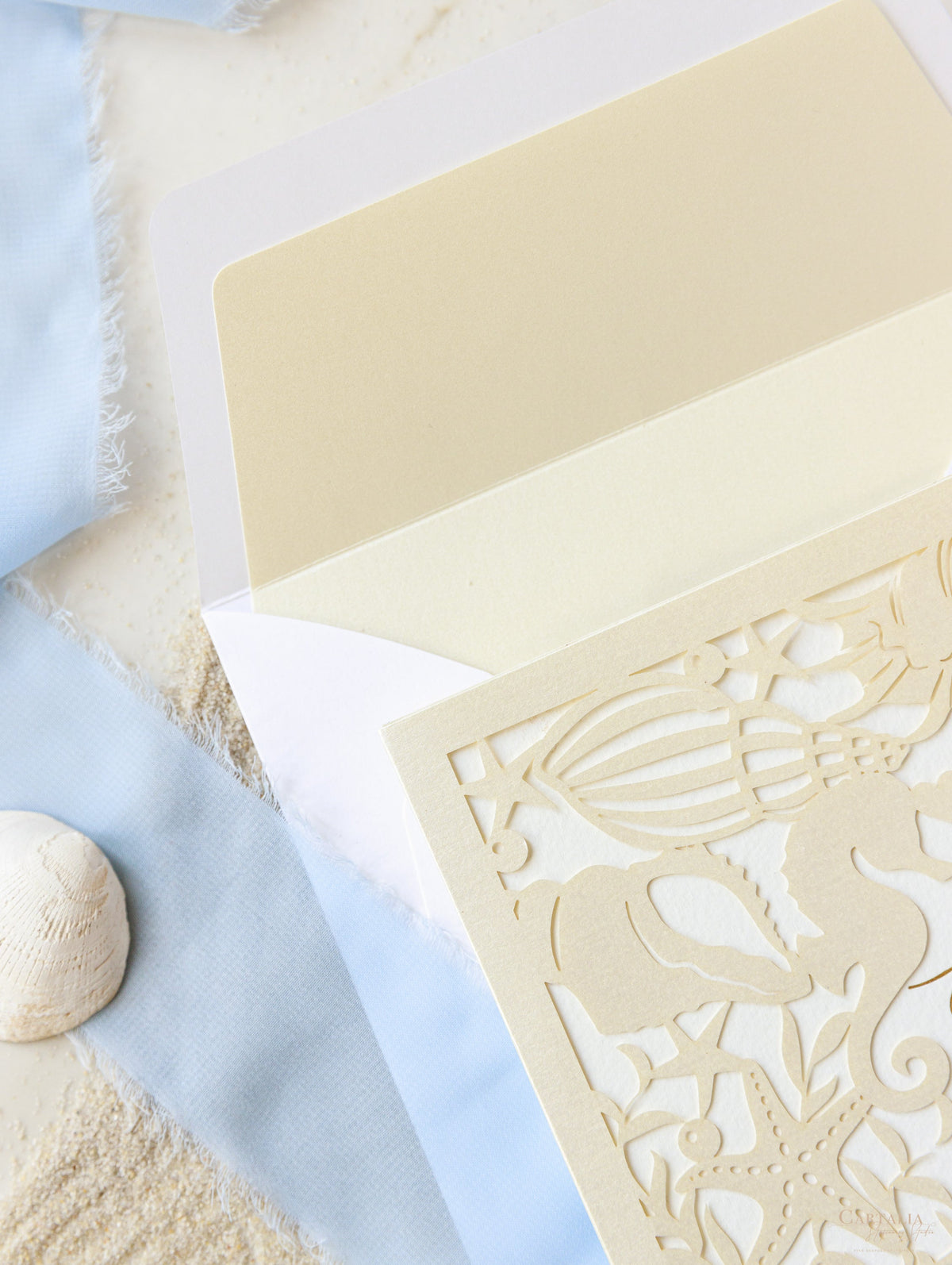 Invitation de mariage à la plage | Sea Horses Laser Cut Sath Out Folder Invitation in Crème et Champagne Couleurs métalliques