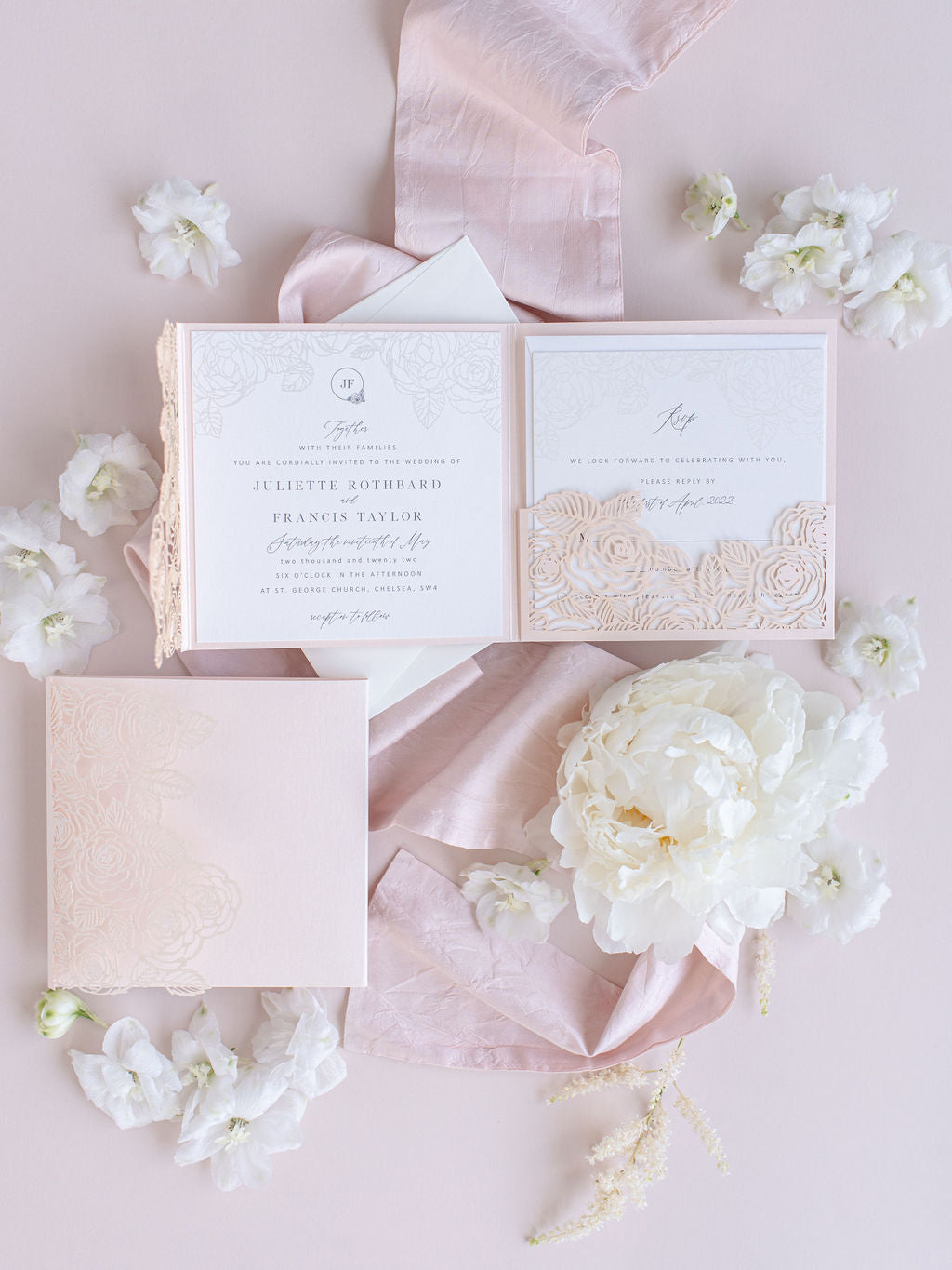 Cartella tascabile tagliata al laser con rose romantiche e blush con carta Rsvp