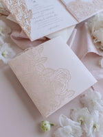 Cartella tascabile tagliata al laser con rose romantiche e blush con carta Rsvp