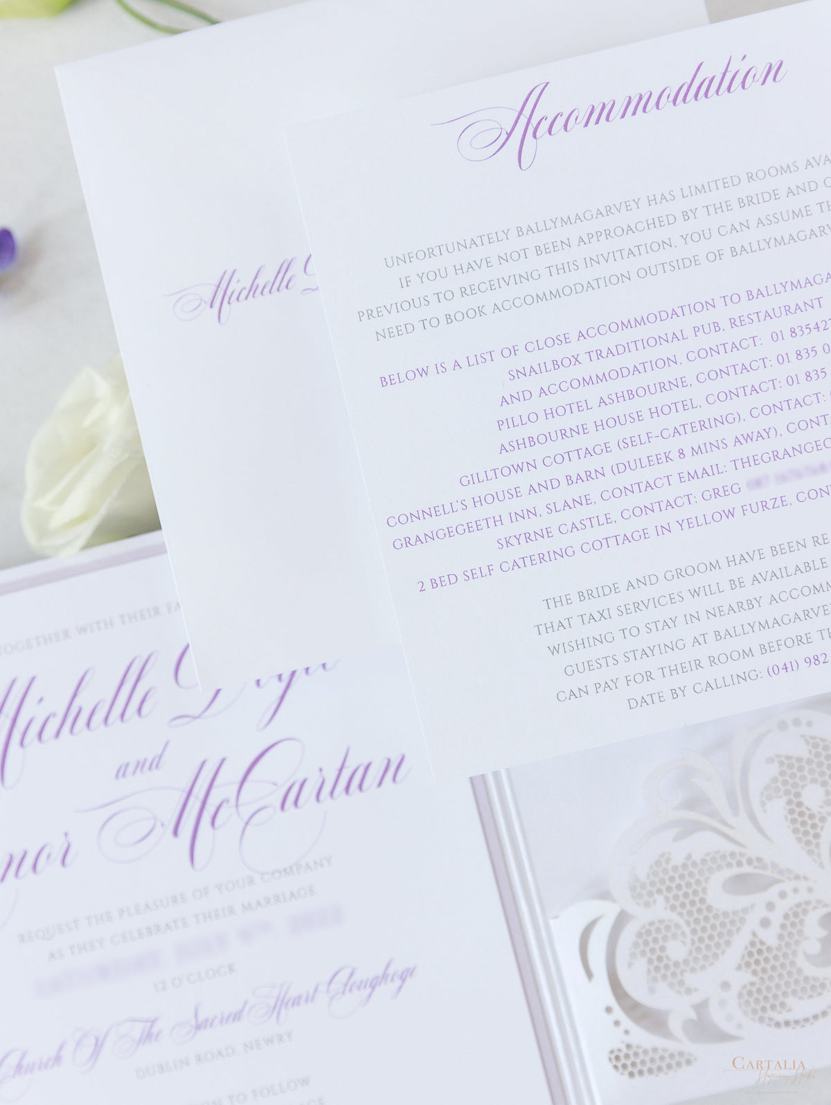 Blanc & Lilac Laser Cut Lace Pocketfold Wedding Invitation Suite avec 3 niveaux: Informations invitées et voyages et carte RSVP