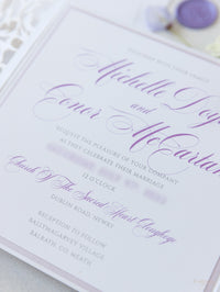 Blanc & Lilac Laser Cut Lace Pocketfold Wedding Invitation Suite avec 3 niveaux: Informations invitées et voyages et carte RSVP