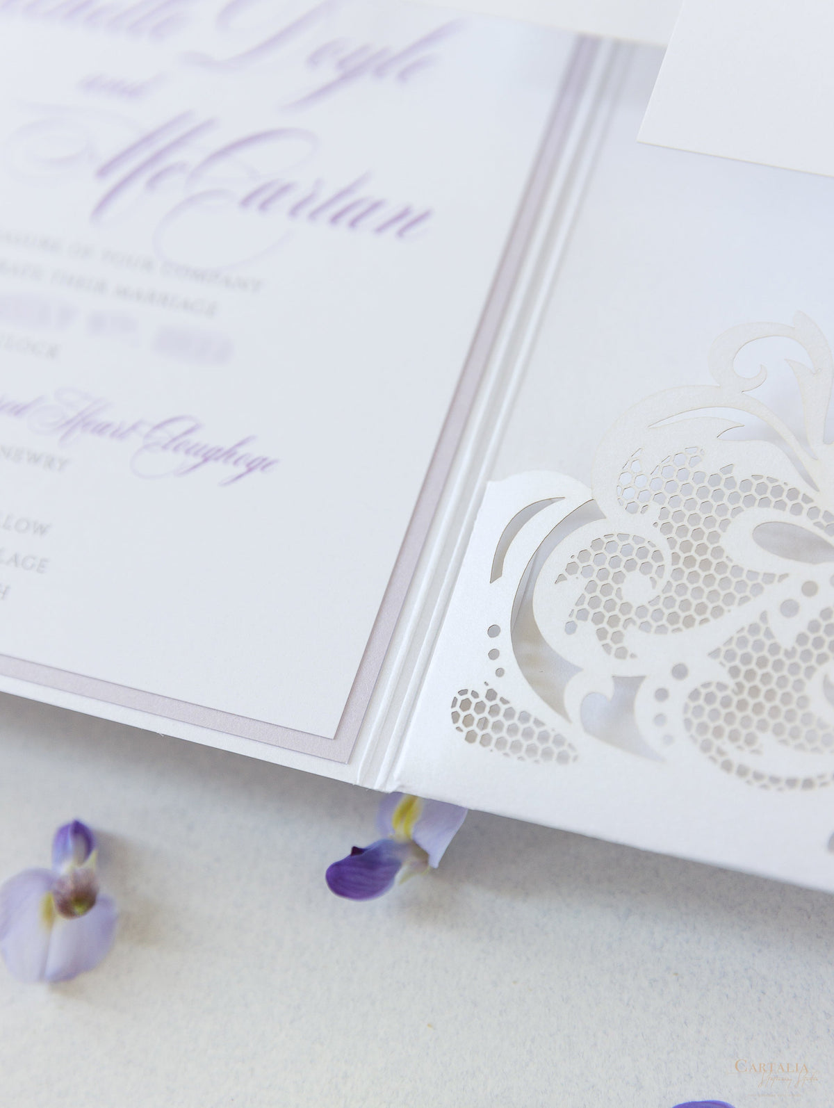 Suite per inviti di nozze ripiegabili in pizzo tagliato al laser bianco e lilla con 3 livelli: informazioni sugli ospiti, viaggio e tessera RSVP