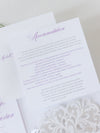 Suite per inviti di nozze ripiegabili in pizzo tagliato al laser bianco e lilla con 3 livelli: informazioni sugli ospiti, viaggio e tessera RSVP