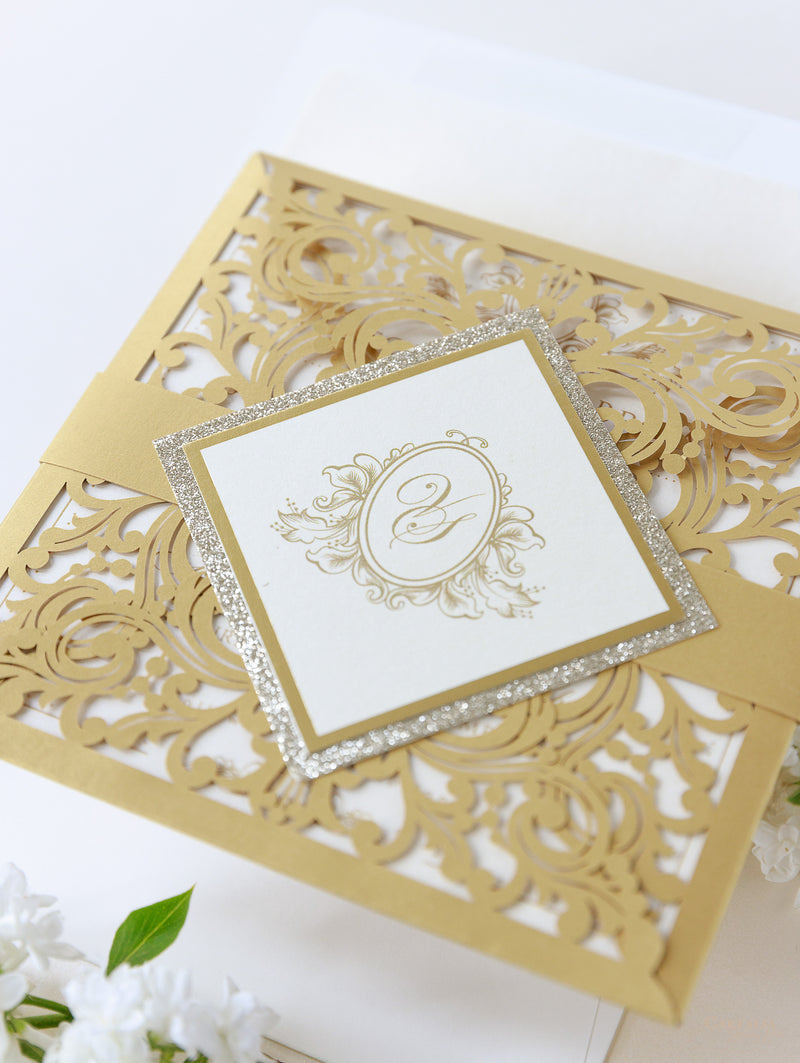 Invito a nozze tascabile in pizzo vintage dorato con taglio laser e glitter + busta