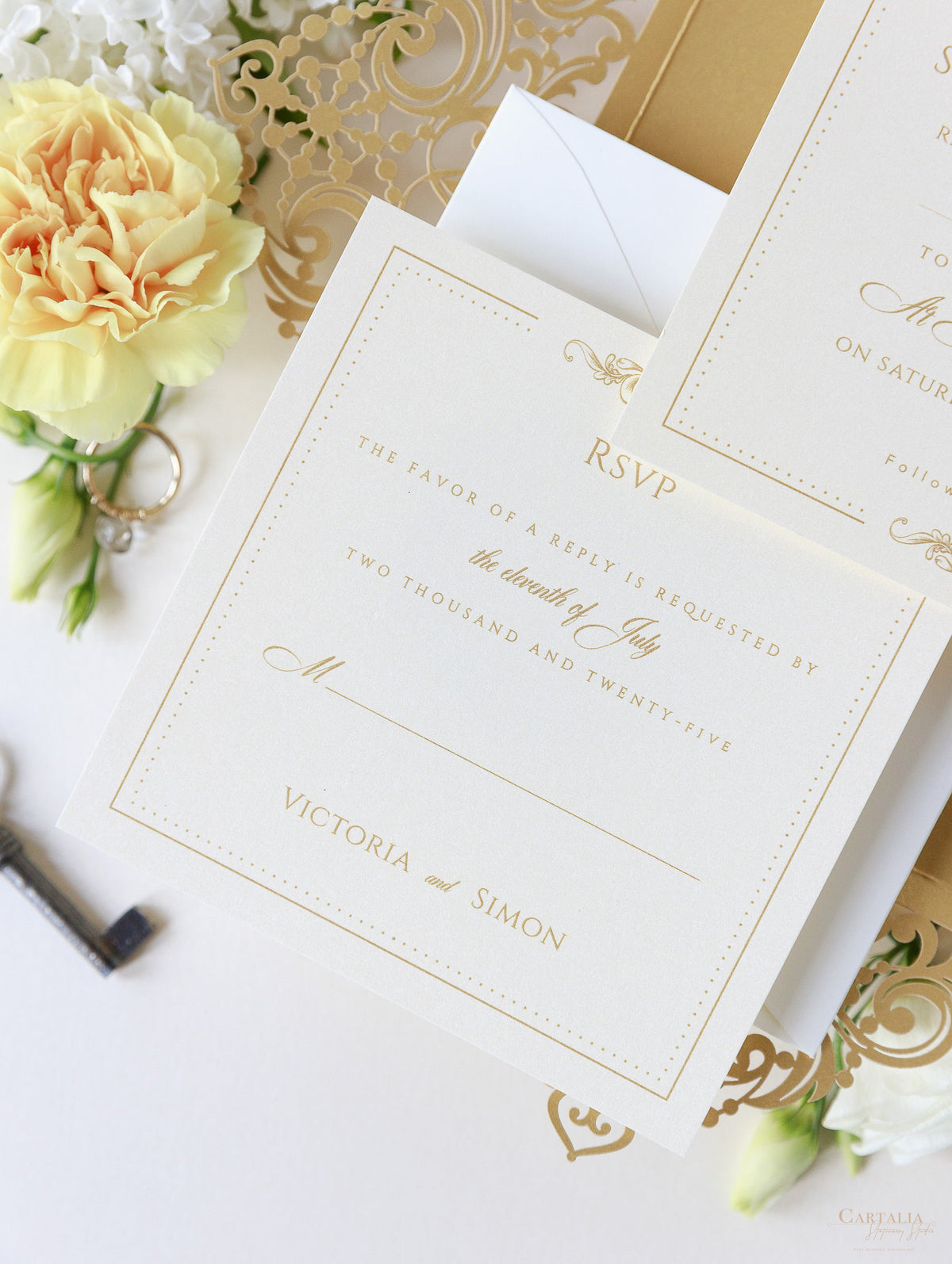 Invitación de boda con bolsillo plegable y encaje con purpurina y corte láser dorado vintage + sobre