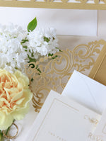 Invito a nozze tascabile in pizzo vintage dorato con taglio laser e glitter + busta