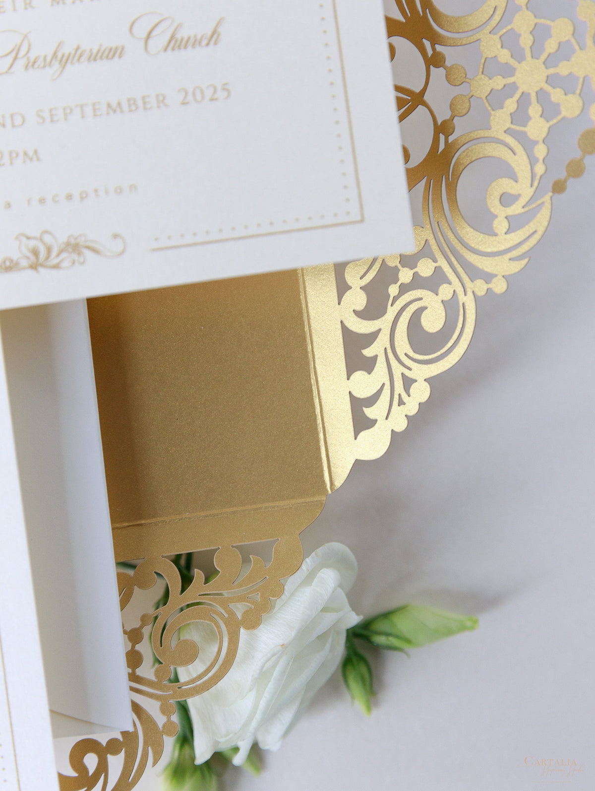 Invitación de boda con bolsillo plegable y encaje con purpurina y corte láser dorado vintage + sobre