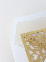 Invito a nozze tascabile in pizzo vintage dorato con taglio laser e glitter + busta