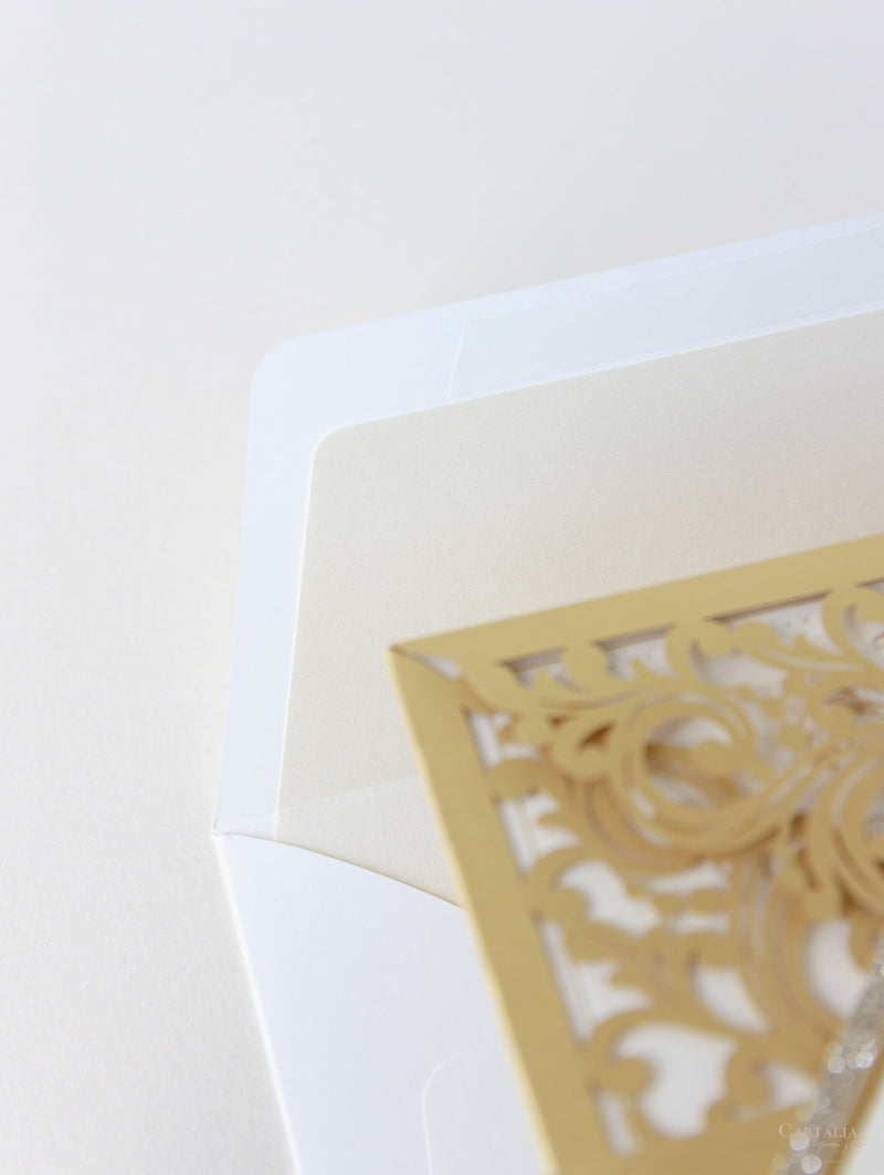 Invito a nozze tascabile in pizzo vintage dorato con taglio laser e glitter + busta